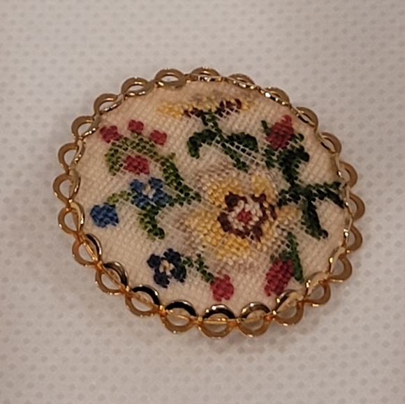 VINTAGE Handcrafted Dainty Petit Point Floral Brooch - Picture 6 of 14